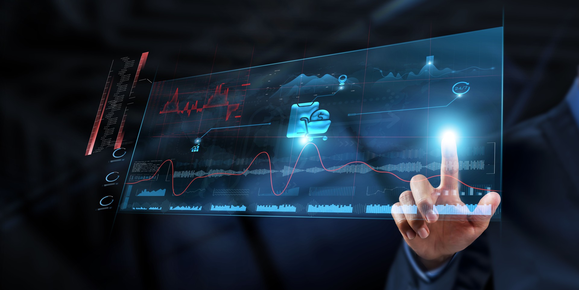 E-commerce: Empresario analiza estrategia de datos con gráfico en pantalla digital. Ventas online, tendencias del mercado, customer insights, marketing digital, tasas de conversión, logística, optimización de plataformas.