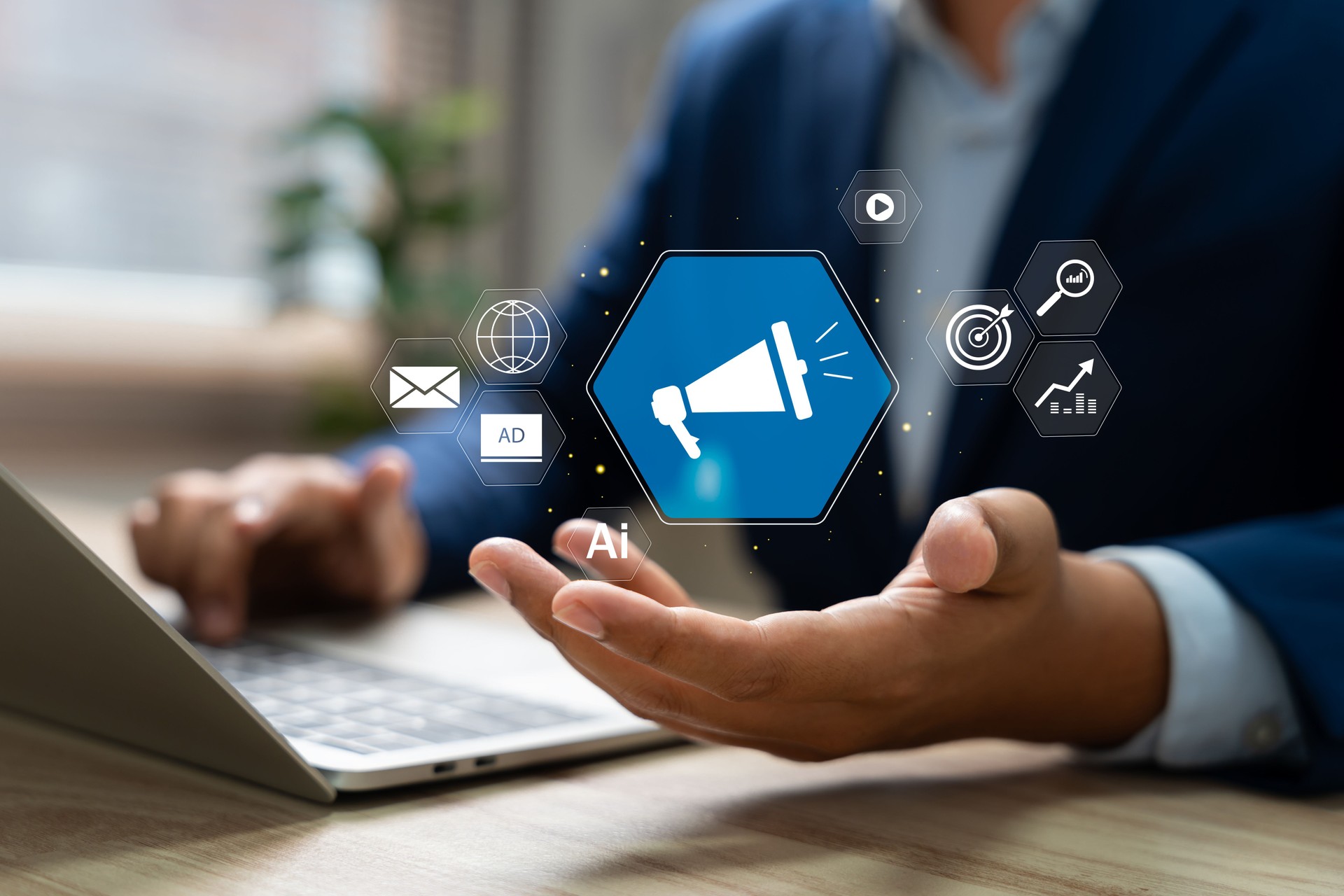 Publicidad y relaciones públicas, relaciones públicas, Empresario sosteniendo íconos publicitarios, Estrategias de marketing con herramientas digitales para orientar las redes sociales. Marketing estratégico, Campañas, AD, Ventas, SEO.