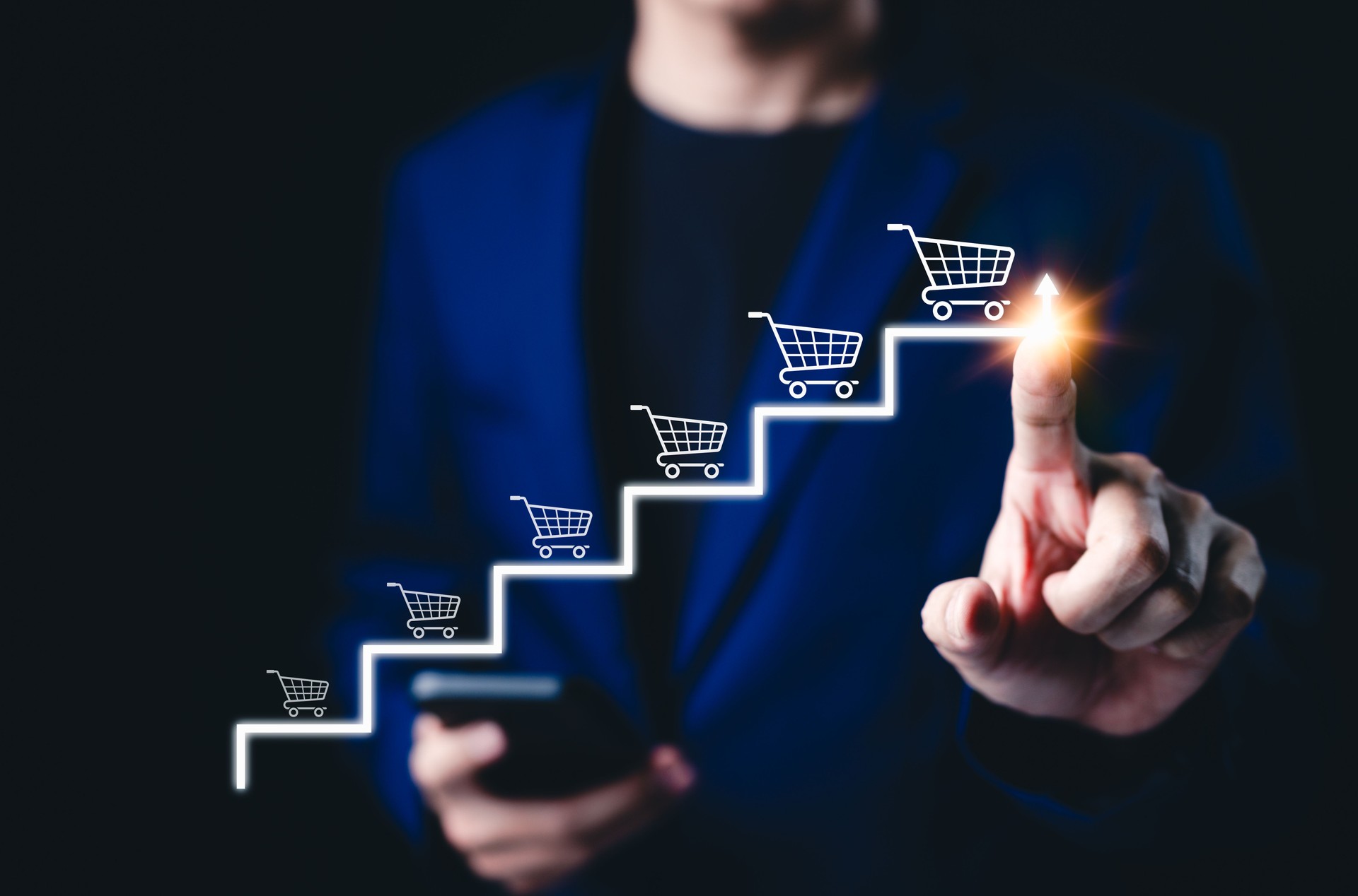 Crecimiento del comercio electrónico y desarrollo de la estrategia de venta online. Hombre de negocios que señala la flecha con íconos de carrito de compras, crecimiento de ventas en línea, éxito de marketing digital, optimización del rendimiento par