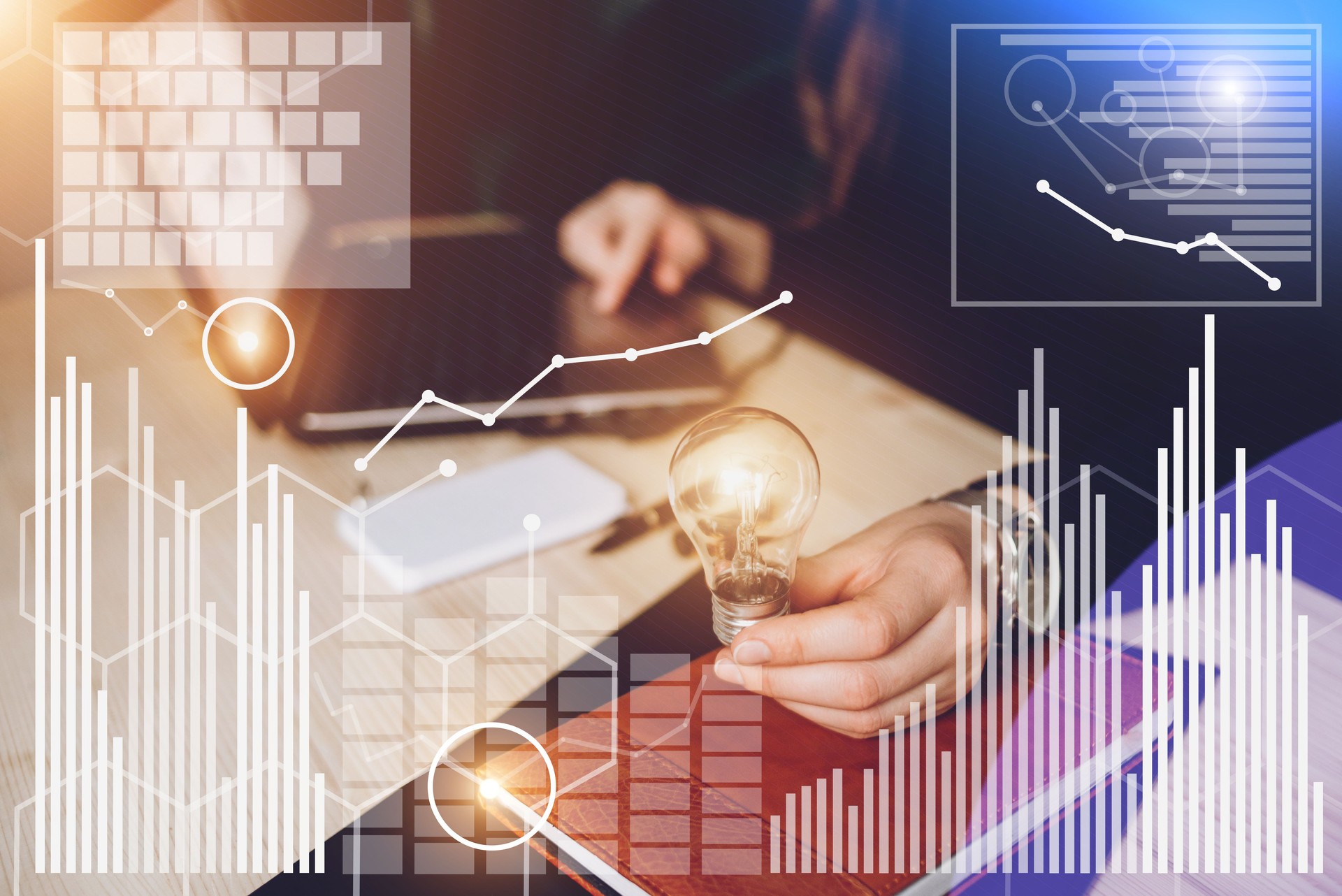 Negocios mujeres mano bombilla, concepto de nuevas ideas con innovación y creatividad. Concepto de diagrama virtual, interfaces gráfica, pantalla digital, las conexiones, los iconos de las estadísticas